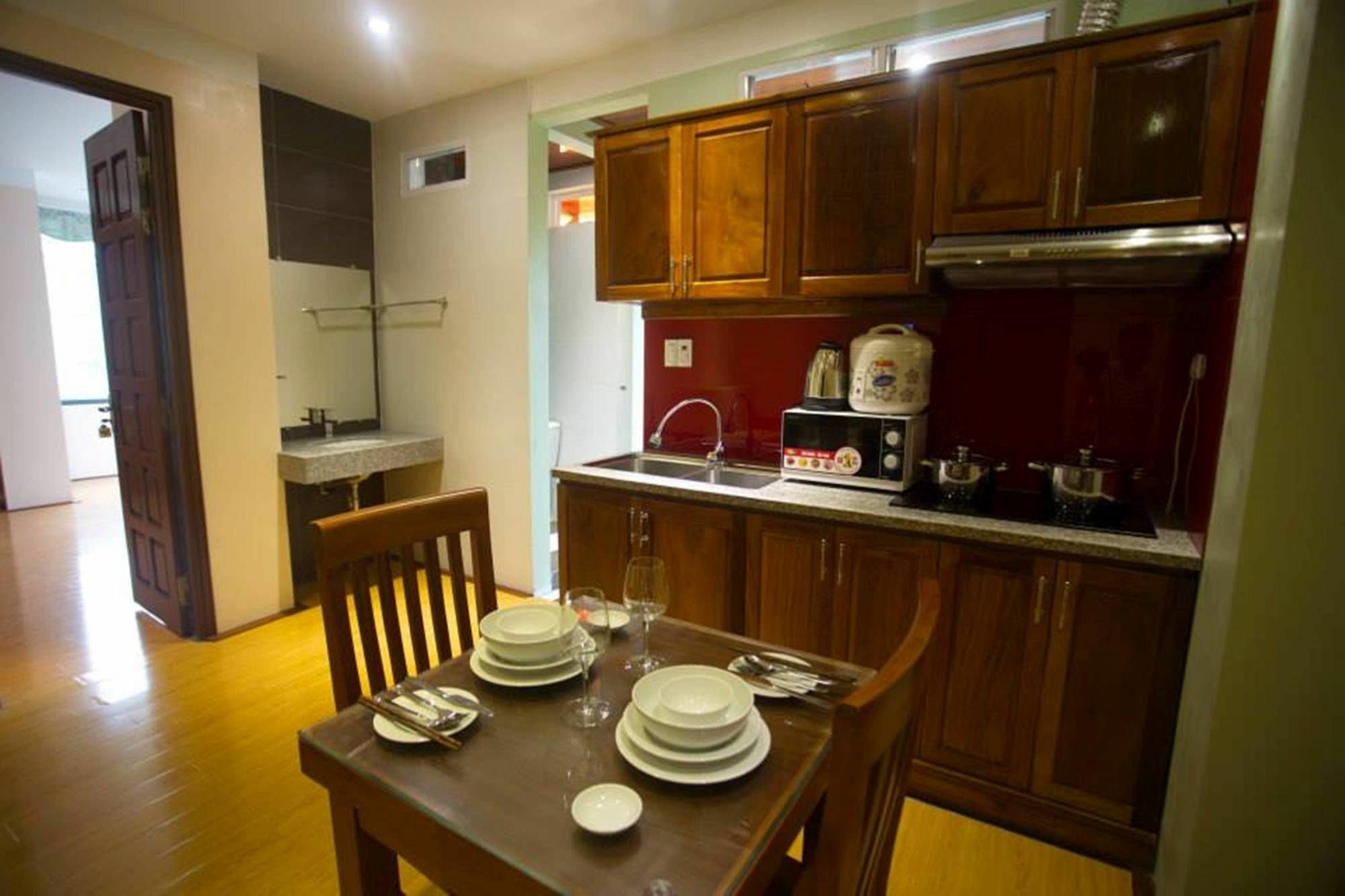 Poonsa Nguyen Phong Sac Apartment Hanoi Bagian luar foto