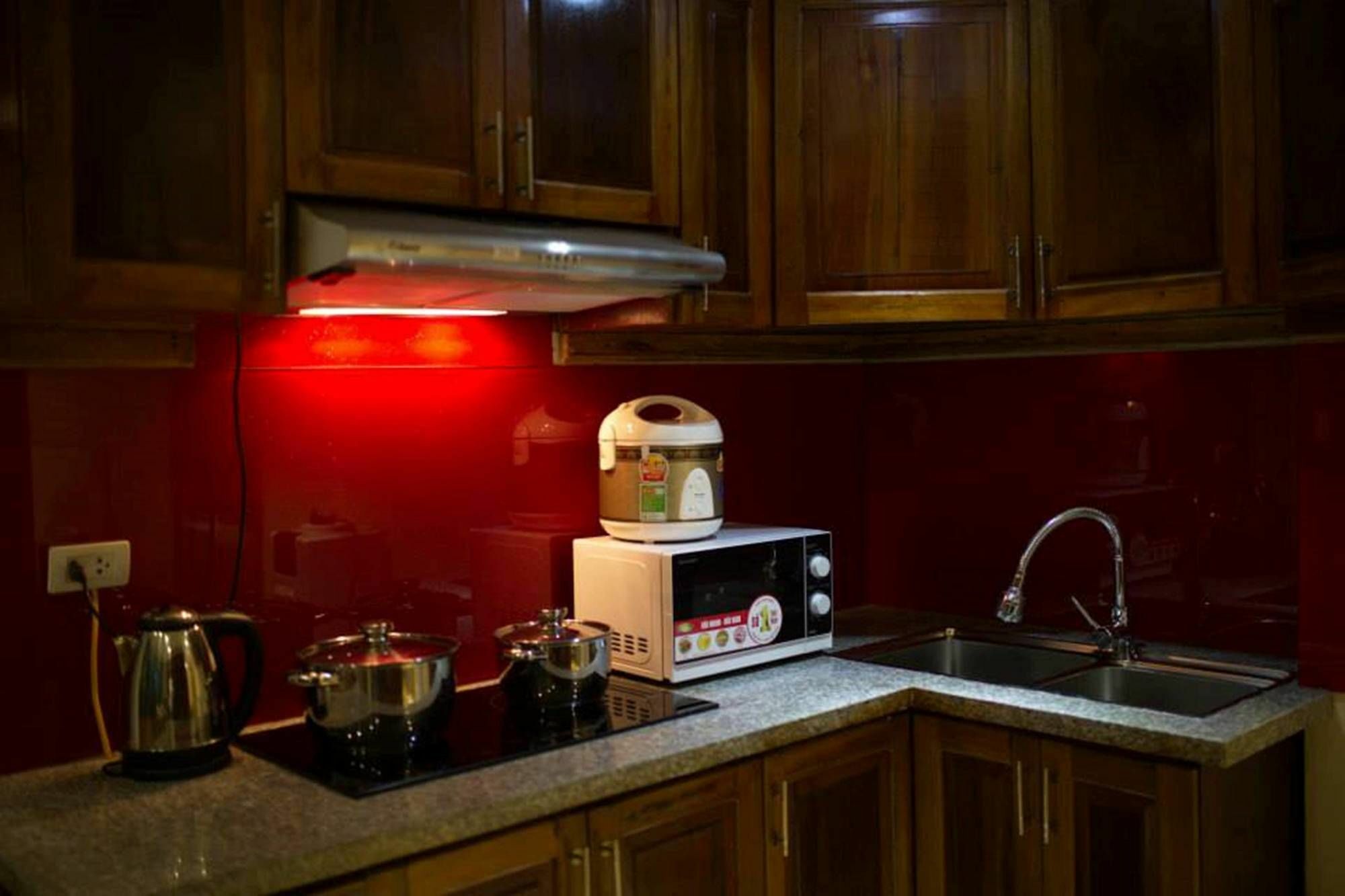 Poonsa Nguyen Phong Sac Apartment Hanoi Bagian luar foto