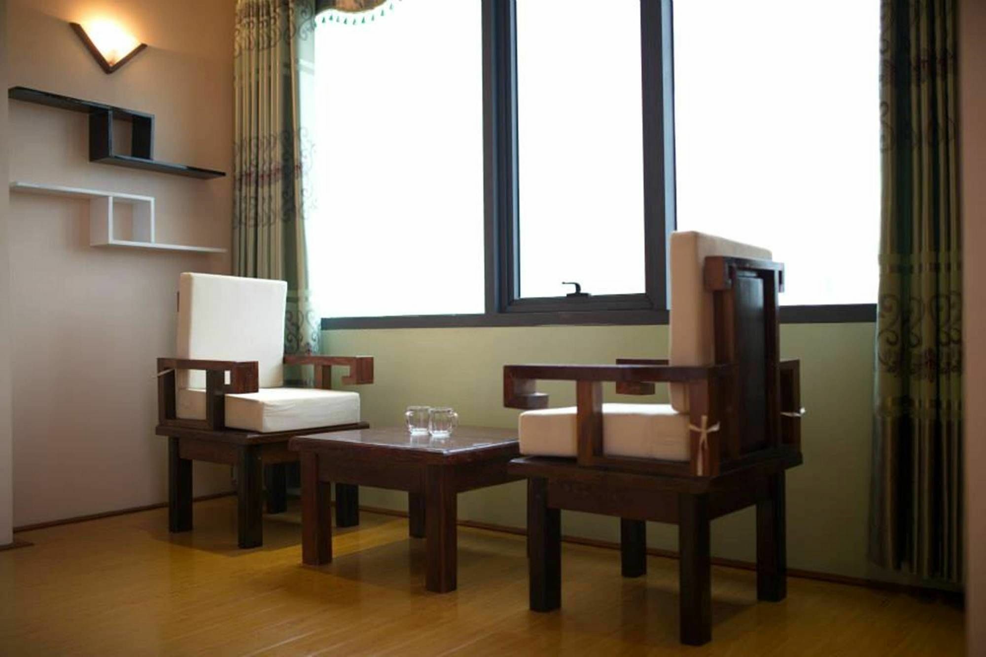Poonsa Nguyen Phong Sac Apartment Hanoi Bagian luar foto