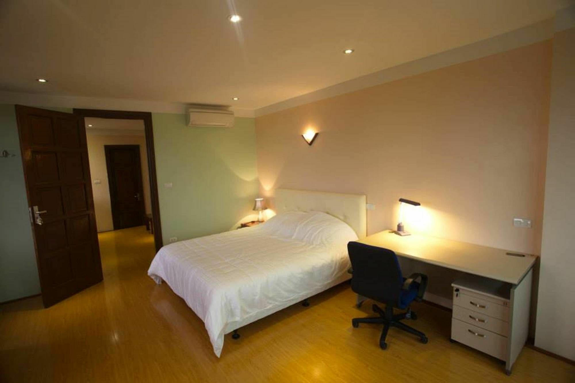 Poonsa Nguyen Phong Sac Apartment Hanoi Bagian luar foto